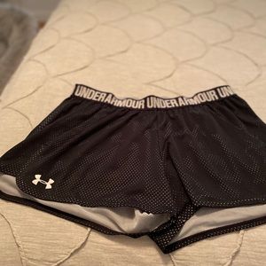 Under armor running shorts w pockets